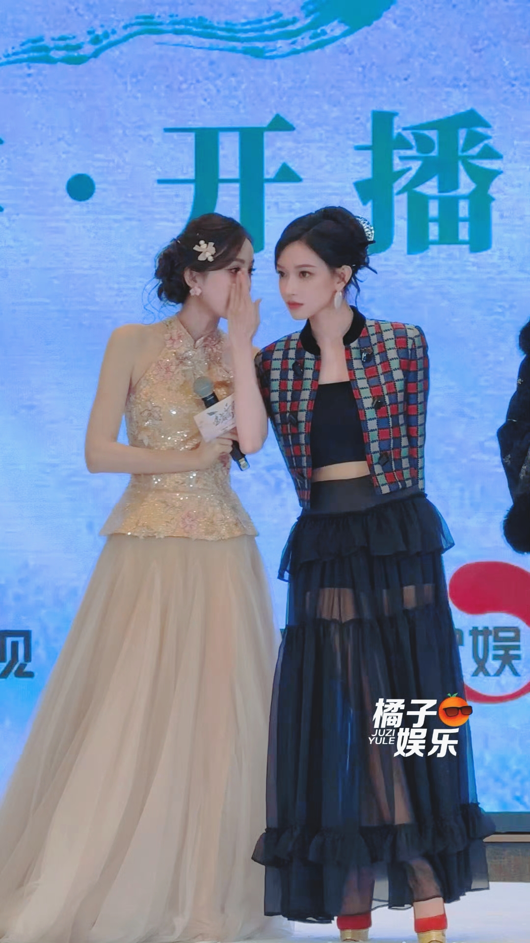 娜扎程潇首映礼合体!温婉纱裙vs飒爽格纹,一柔一飒跳舞美翻全场