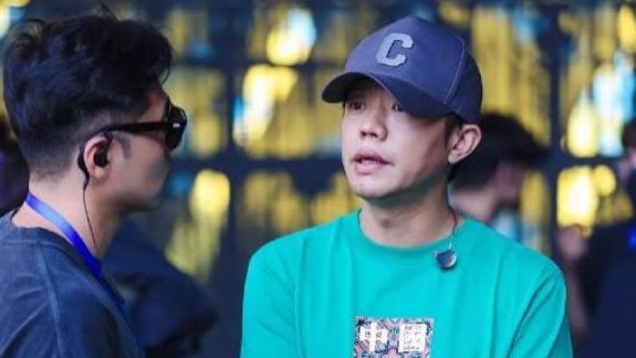 曾毅被软封杀？歌迷曝凤凰传奇演唱会全部取消，粉丝推断阴谋论