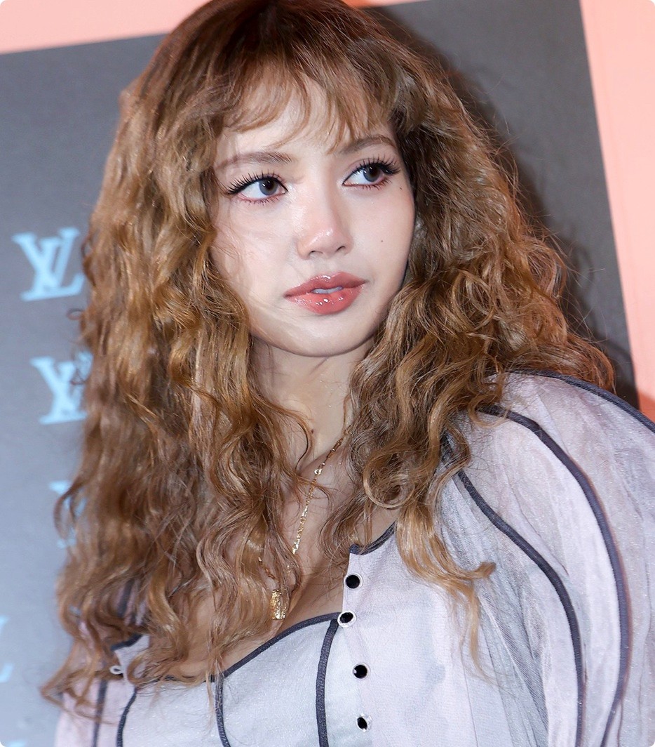 韩国红毯，Lisa若隐若现，全智贤沧桑憔悴，申敏儿满分贵气