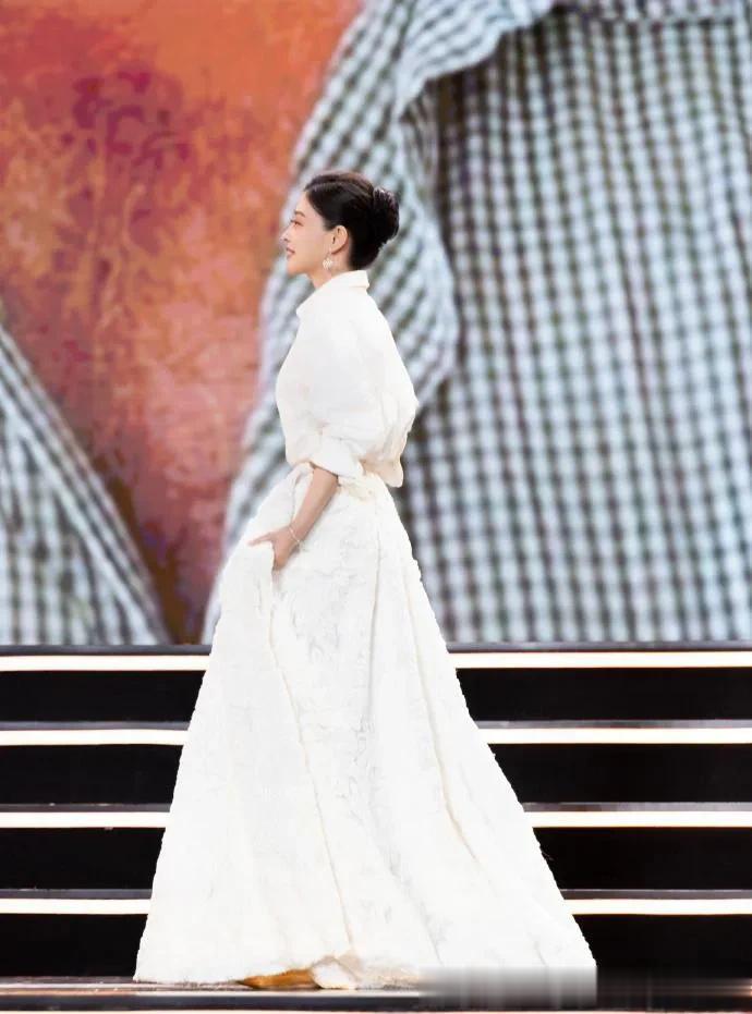 梅婷穿出了70后想要的高级感！白色衬衣+蕾丝半身裙 简约又显气质