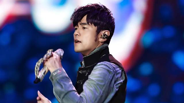 周杰伦演唱会频划水，3小时唱了90分钟，1800门票只能听模糊音响