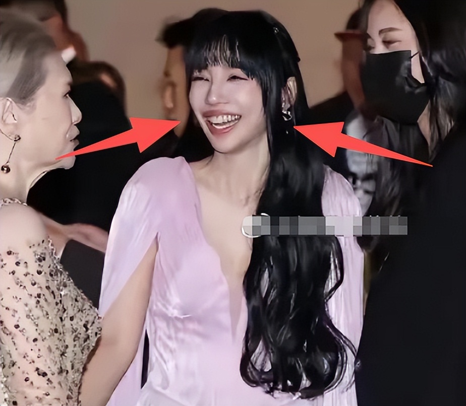 李靓蕾现身好友婚礼!四处搭讪大嘴吓人,深V开到腰抢尽新娘风头