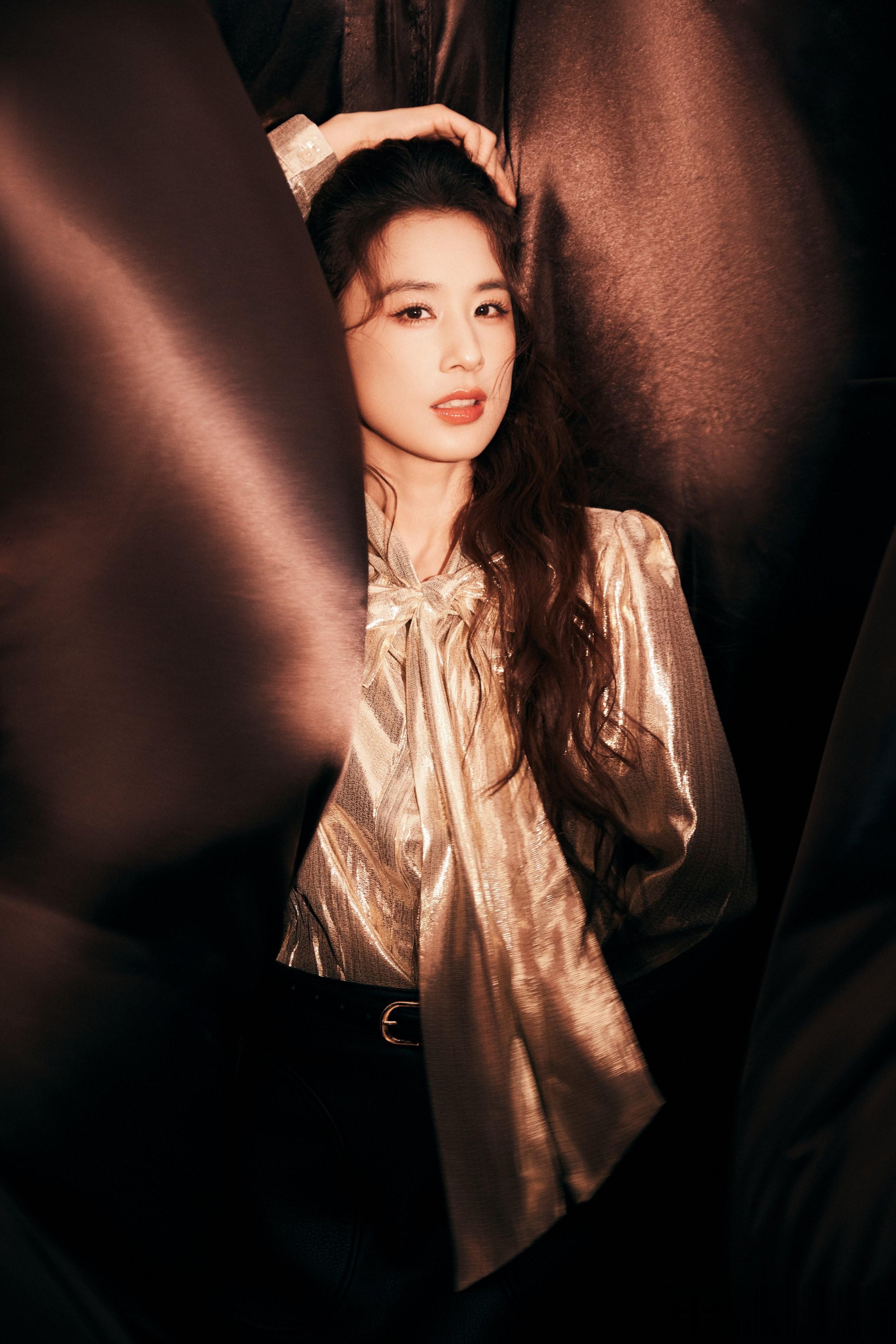 黄圣依今日分享美照配文:以金为裳，奔赴新程！