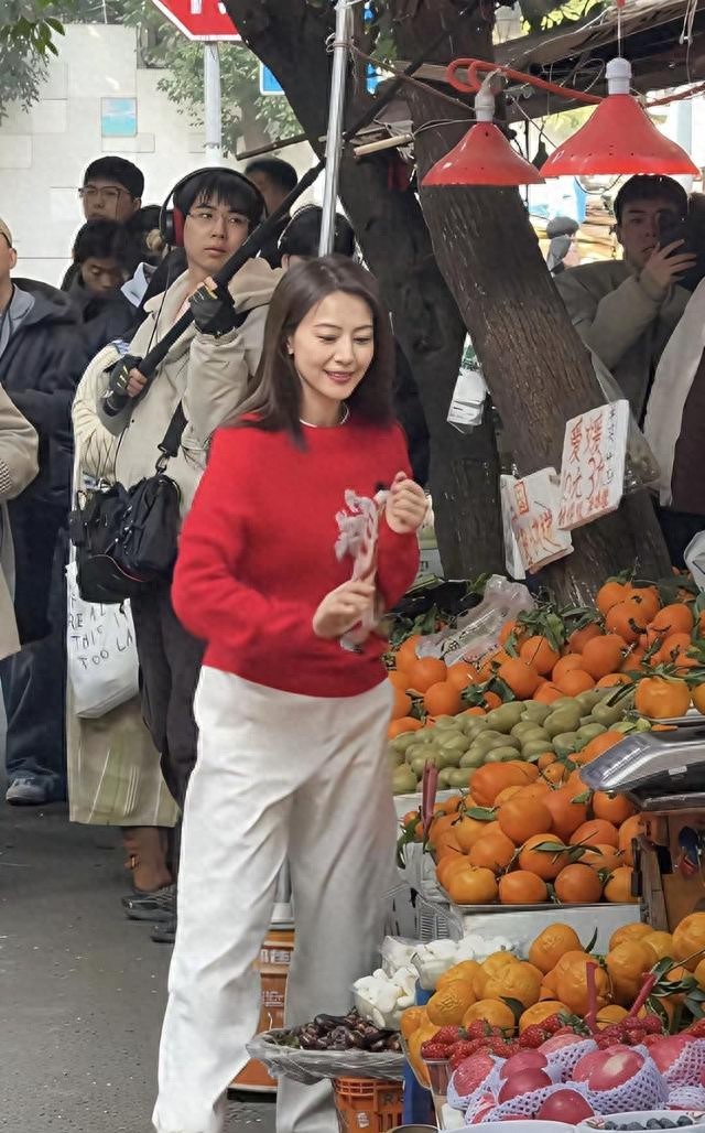 46岁高圆圆现身成都街头拍摄节目，红色毛衣搭配白色裤子造型封神