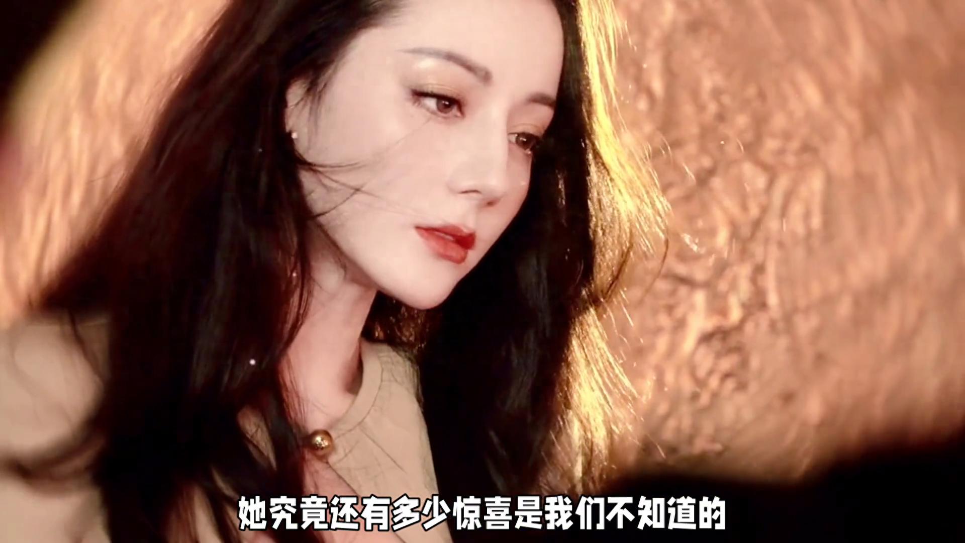 迪丽热巴双封神，花海中的仙子