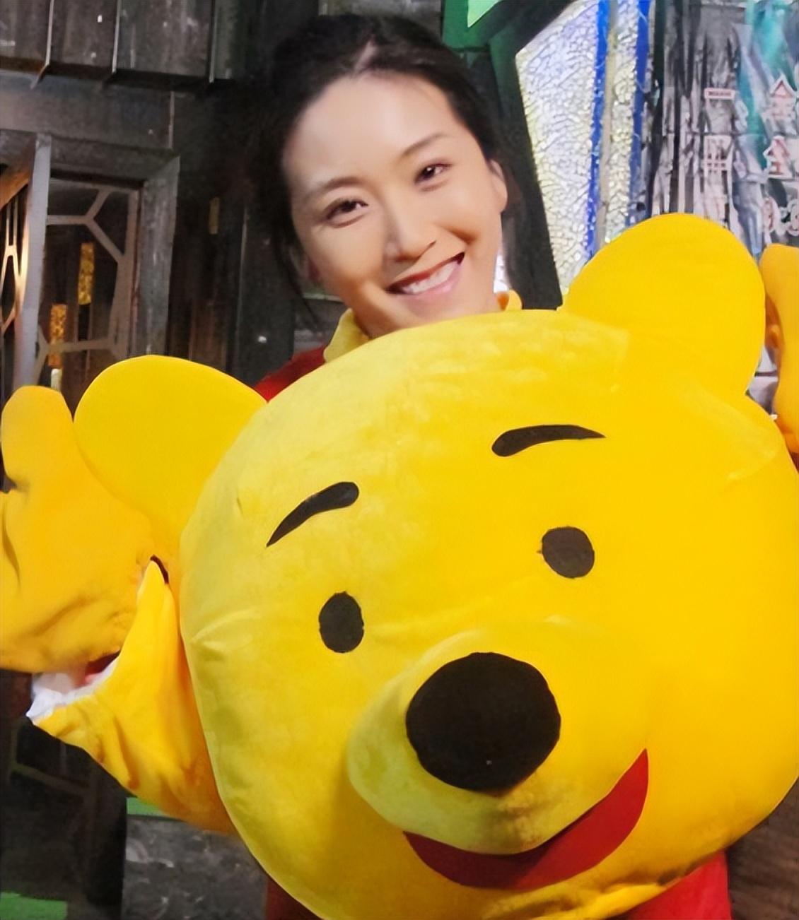 母亲葬礼上被富豪抛弃，儿子被夺走还惨遭暴打，如今39岁无人敢娶