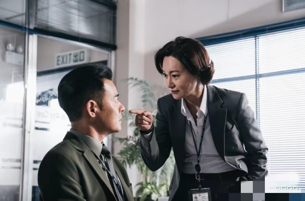 香港影后亲演跳楼戏三次才成功,替身不敢跳上热搜,网友大赞敬业