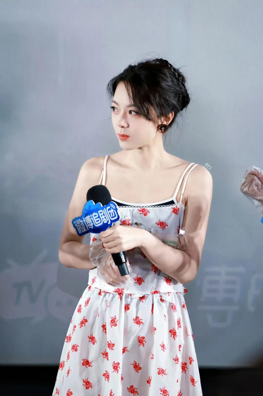 赵今麦与“微博追剧团”互动,碎花吊带裙叠穿配盘发,美出新高度