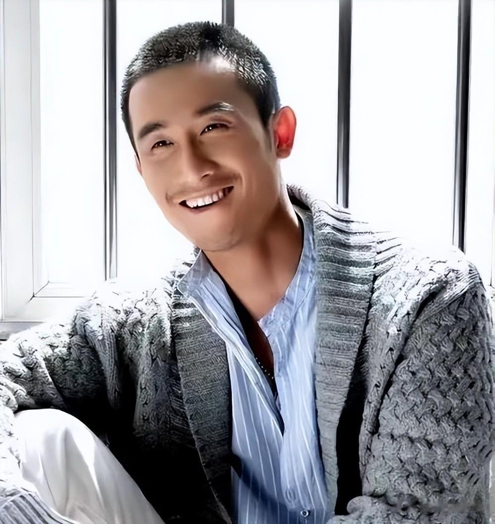 凭演岳灵珊出名，为爱嫁穷小子，婚后车祸面瘫，如今转行当制片人