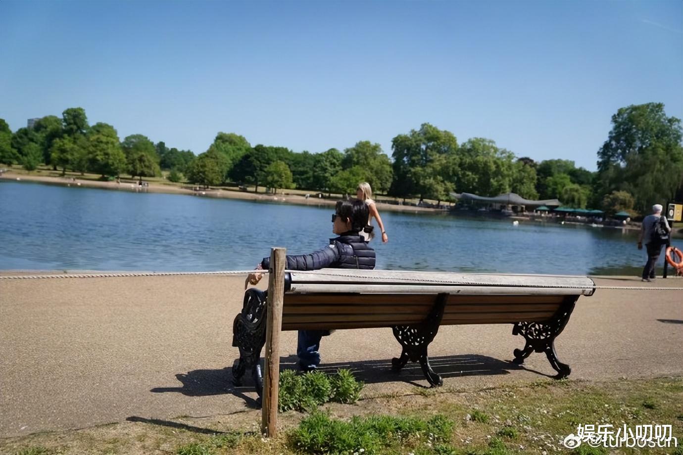 孙俪晒小花镜头下的自己，邓超嫉妒到硬找茬，着装意外引热议