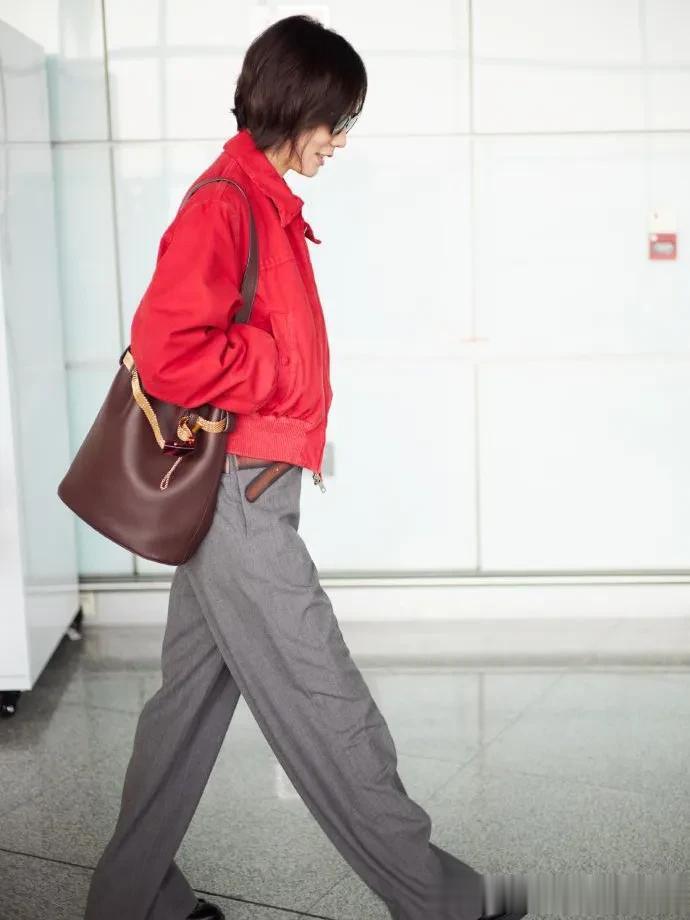 王珞丹机场私服真时髦!穿红色夹克+直筒裤,洋气又吸睛!
