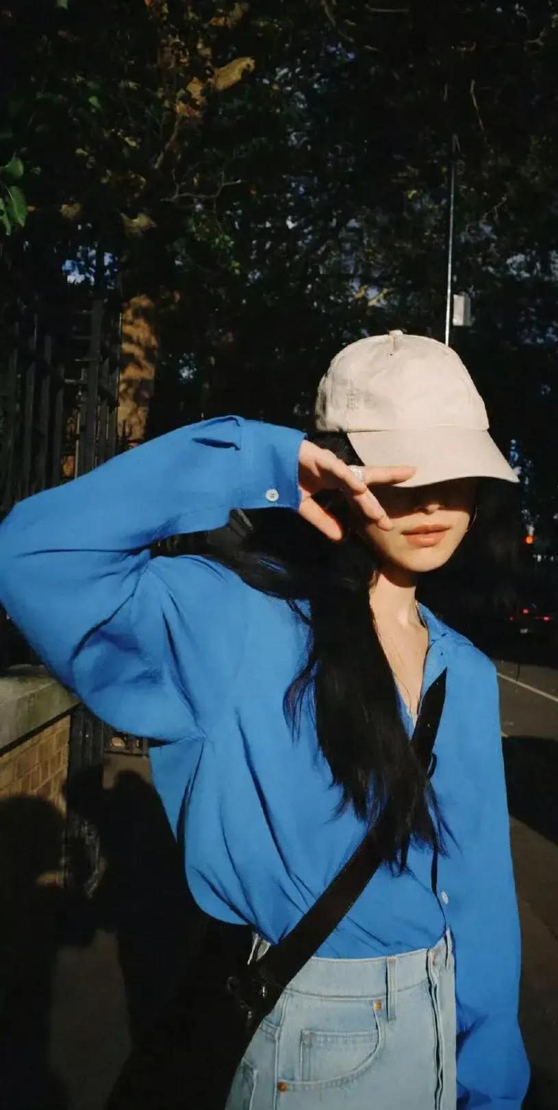 网友伦敦偶遇倪妮，蓝衬衫配自然卷长发，松弛氛围美出新高度