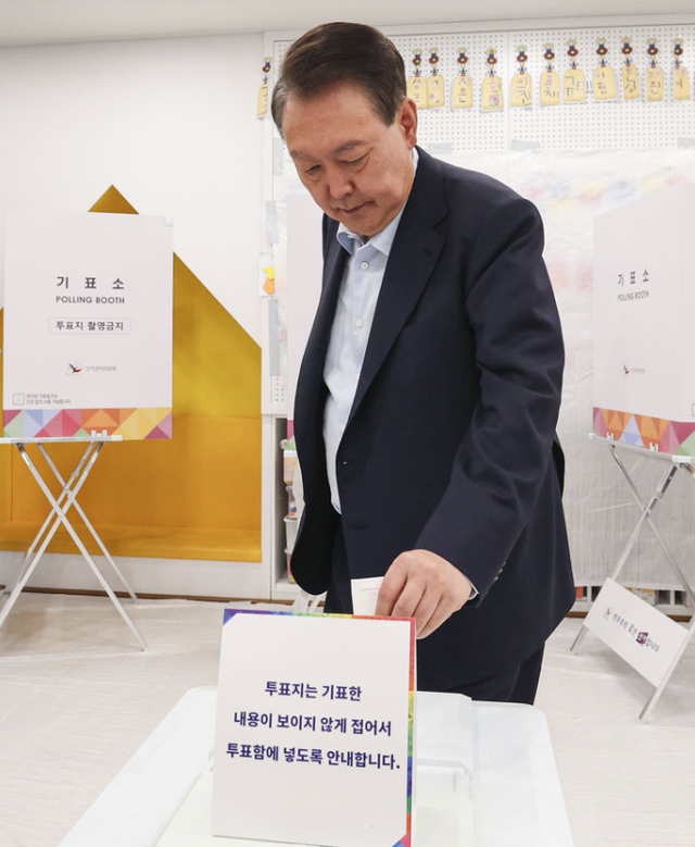 尹锡悦夫妇现身!记者提问一言不发,金建希科技脸变形,老态尽显