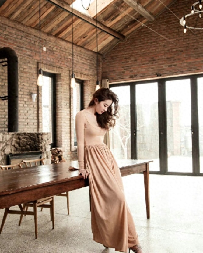 谁懂啊！40+刘亦菲的「美腿杀」还是内娱天花板！