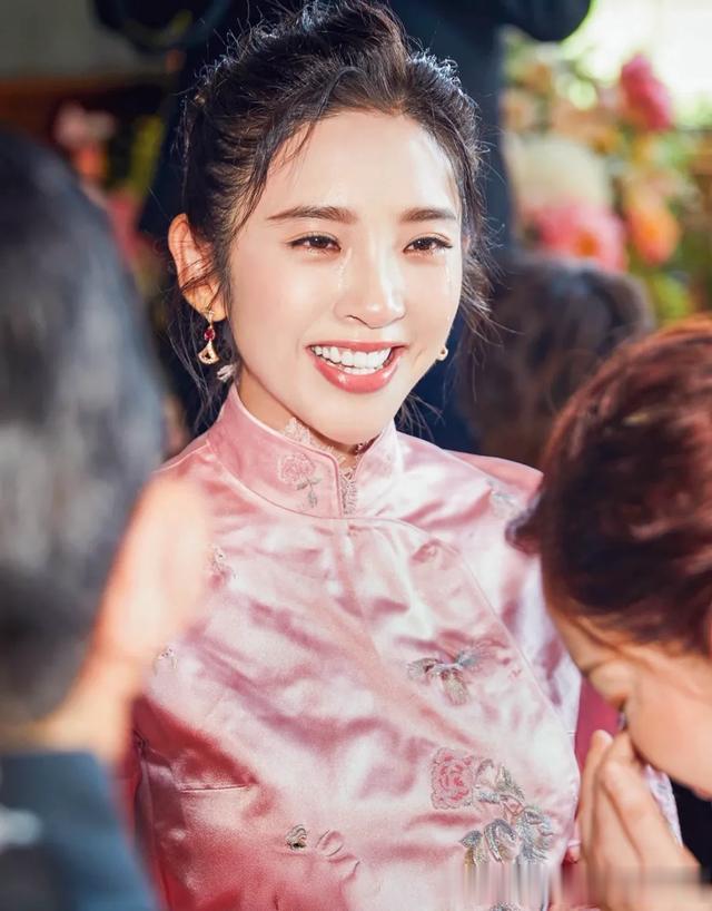 女星中式婚服佩戴的耳环：林心如的红宝石，唐艺昕的蓝粉宝石