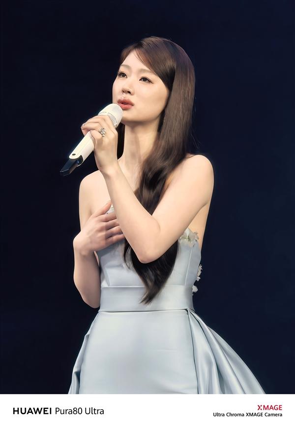 双长焦舞台神器！华为Pura 80 Ultra实拍单依纯：远摄拍出写真大图