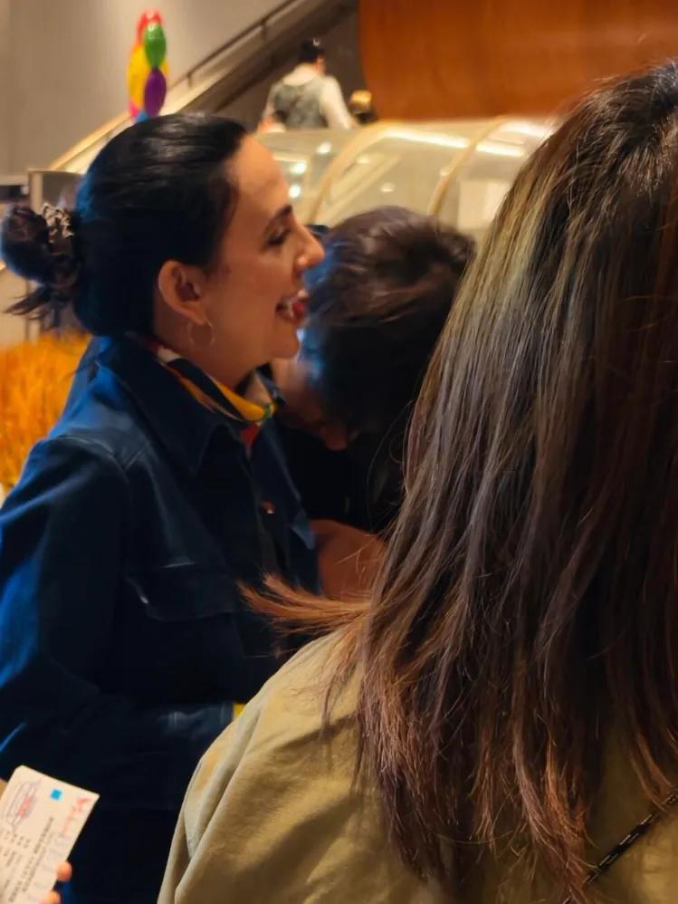 偶遇刘烨妻子安娜带俩儿女看演出,诺一亲吻妈妈脸颊,撒娇好可爱