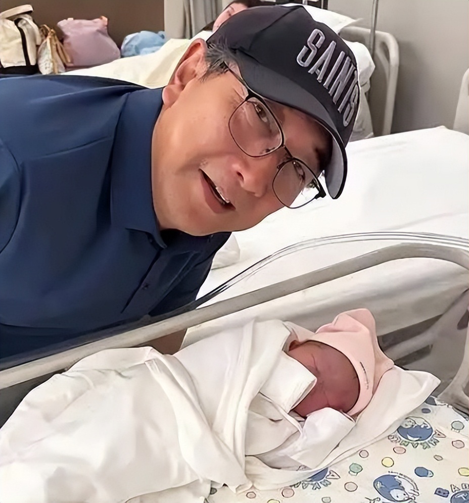 水均益近况：给外孙女过百日宴，女儿一家住别墅，屋里豪华又温馨