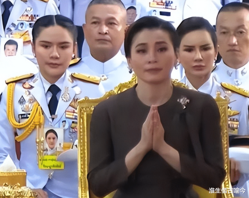 泰王新宠巴帕颂整容脸明显，抱着玛哈爱犬出宫，苏提达都斗不过她