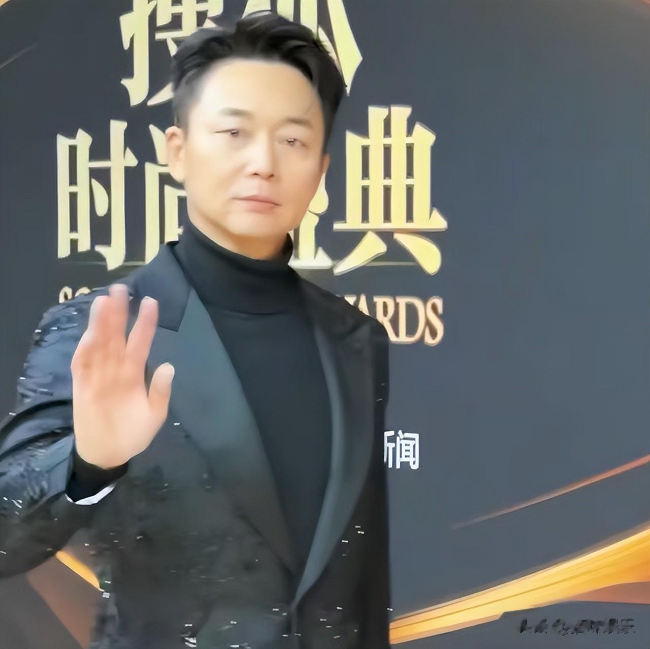 北京这一夜：有人摔倒后，反而更美，有人浓妆净出洋相，真热闹