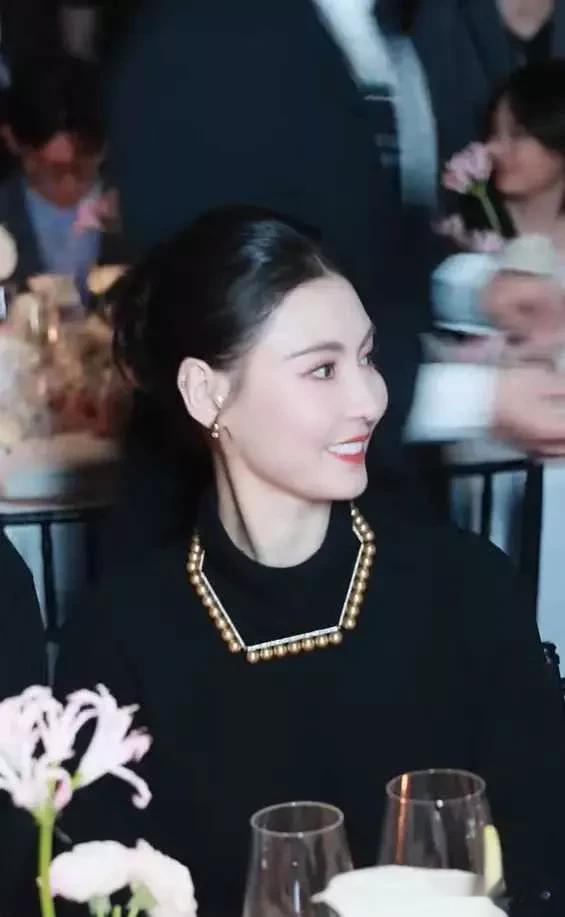 44岁张柏芝现身上海参加晚宴,生图头包脸美的太突出,不像仨娃妈