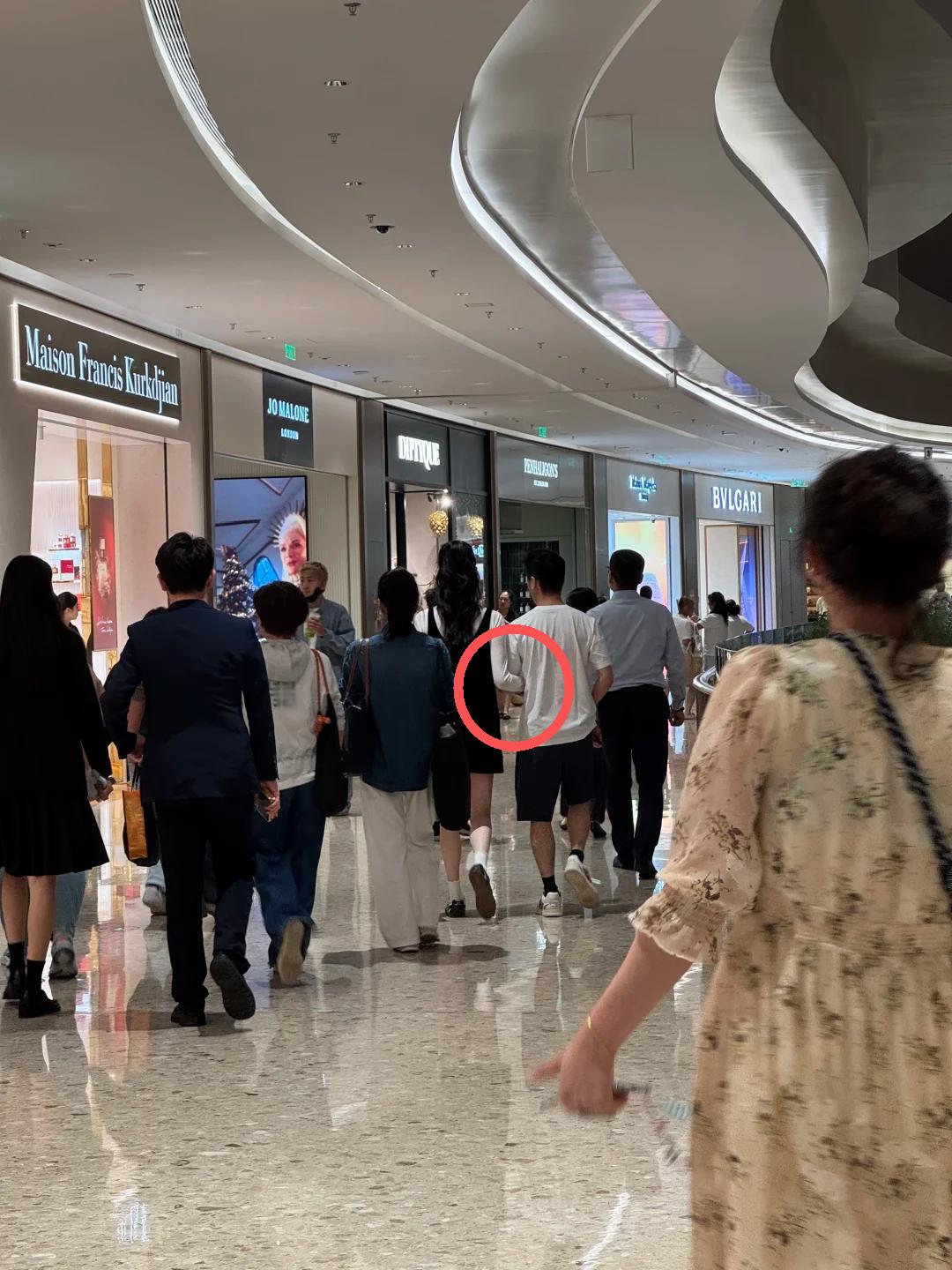 奚梦瑶陪四太梁安琪逛街，穿背心裙小腹凸起像怀孕，40万包包抢镜