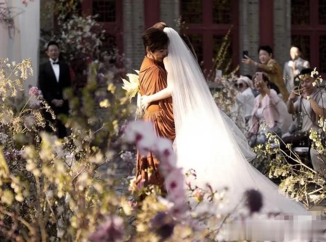 马筱梅的妈妈和张兰都好有气质，两位母亲一起见证儿女的幸福时刻