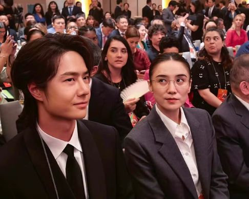 央视特写!国际会议上宋佳王一博展现正装魅力,体制内姐弟引热议