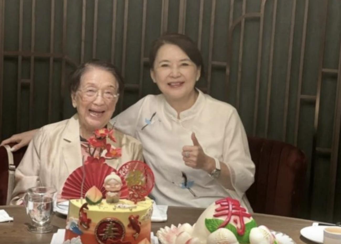 胡慧中全家外出过元旦，101岁婆婆也在面容慈祥，三代同堂好温馨