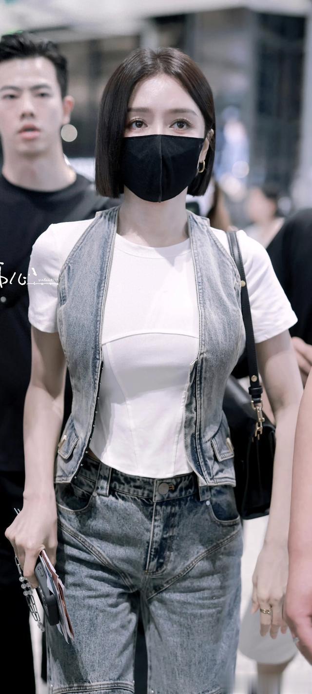 秦岚机场惊艳众人，身材管理堪称一绝！小蛮腰更是吸睛无数！