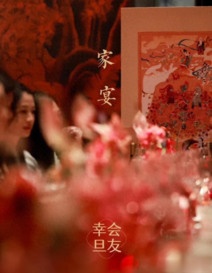 王诗龄何超莲同台现身，明明年纪最小，却被衬的又土又老