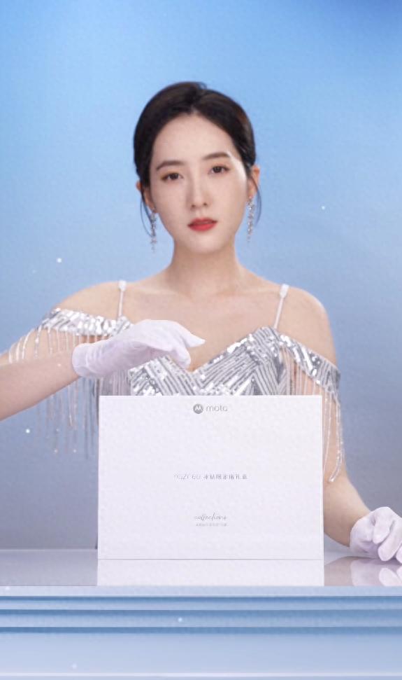 全球首款珠宝小折叠!小姐姐开箱联想moto razr 60冰钻限定版