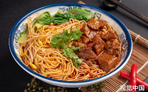 退休老干部开爱心面馆，答应免费无限续面，却遇上无赖连续续了100碗不走……