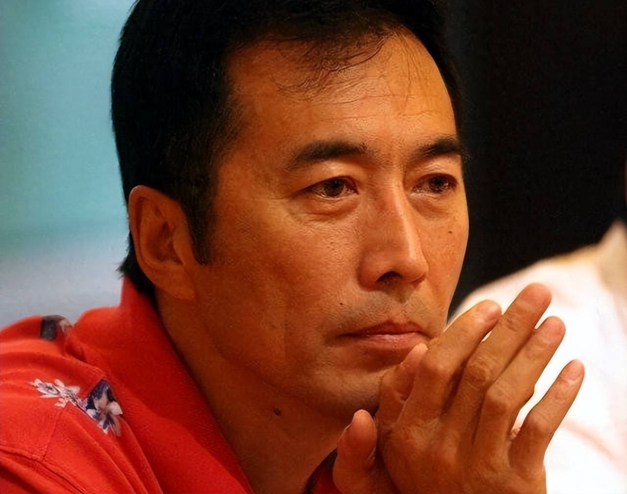 老戏骨郑晓宁：和萨日娜青梅竹马，50岁老来得子，如今怎么样了？