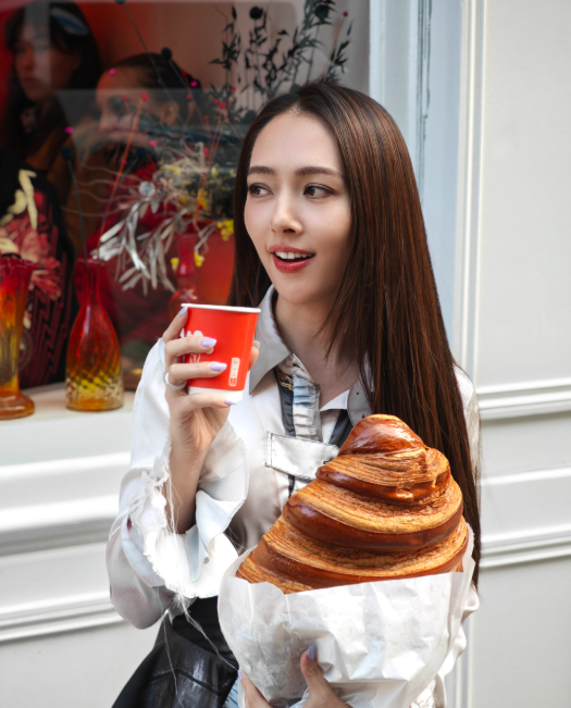 前后仅差1小时！向佐新动向曝光，终究，连偶像刘德华也没忍住