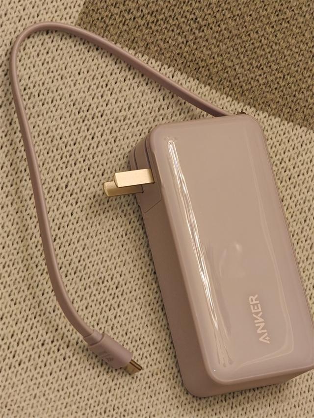 召回的安克充電寶發來了賠付新品：碩大的飛機圖案清晰醒目