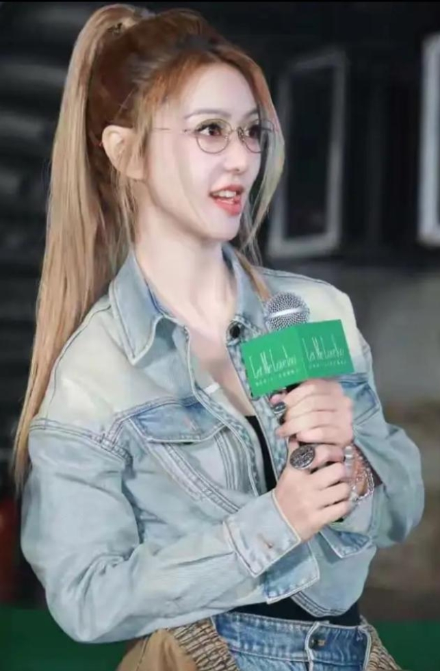 薛凯琪粉丝见面会惊现\牛仔裤叠穿谜案\！网友：到底穿了几条？