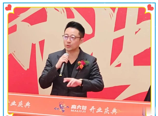 汪小菲被偶遇,消费降级坐火车,44岁近照又高很帅,已脱胎换骨了