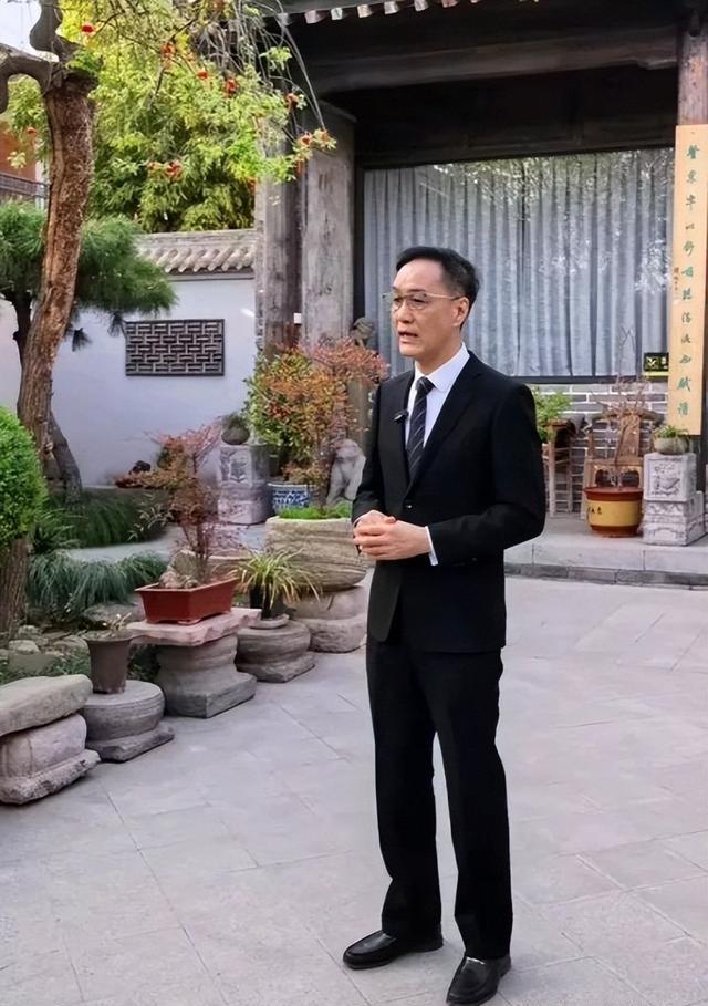 冯远征携71岁妻子回乡,西装革履金丝镜,梁丹妮紫色风衣老来俏