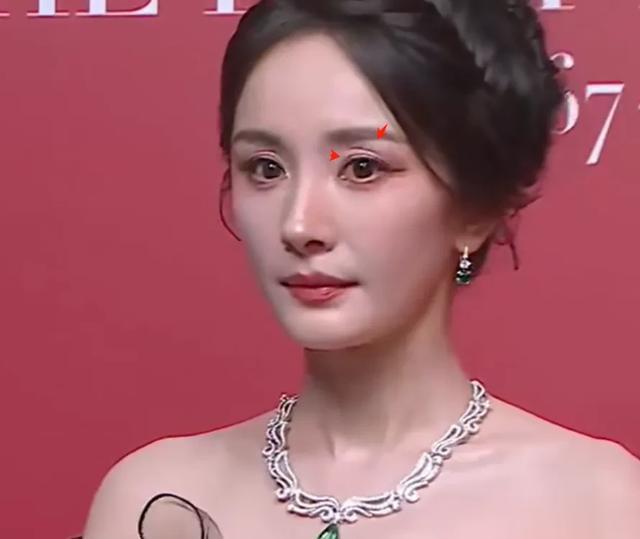 大驼背、躲镜头、鼻尖分家,芭莎这一夜,杨幂的状态和格局全暴露