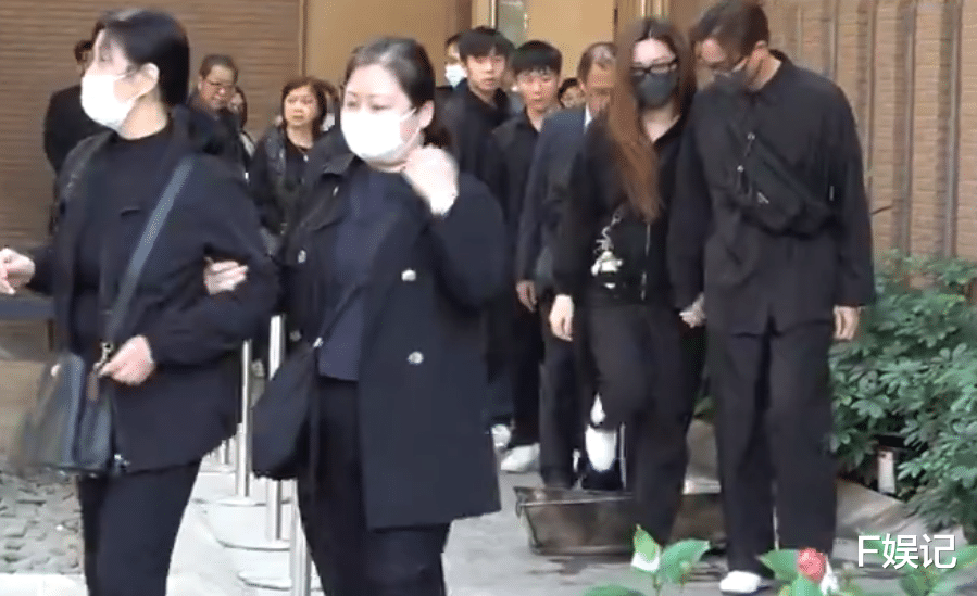 父亲离世马国明低调处理丧礼 汤洛雯细心扶着婆婆照顾周到
