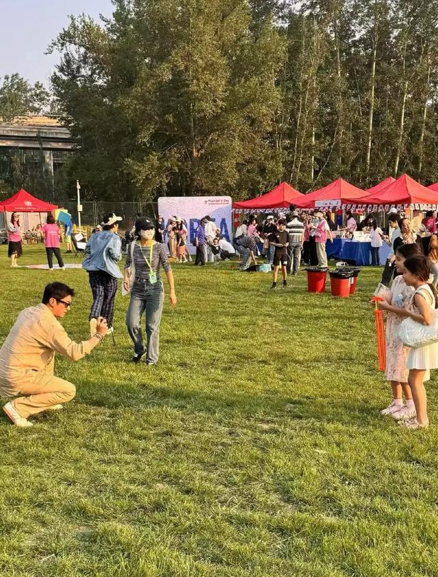 黄渤孙红雷杜江颖儿齐聚子女学校，森碟诺一霓娜也在，像明星聚会