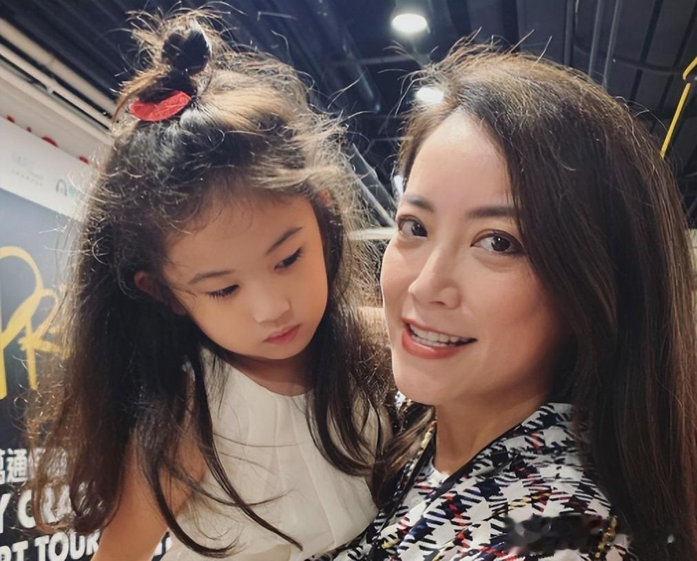 陪伴谢霆锋23年，39岁赴美生子的霍汶希，如今比张柏芝还幸福