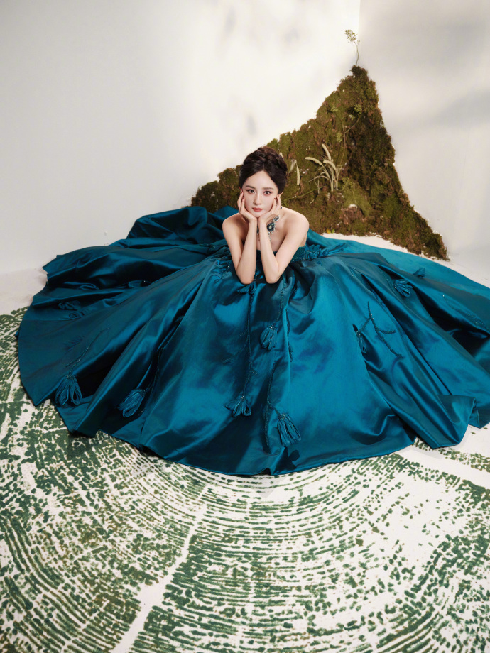 任花挣脱脉络,向上绽放,让每一次出发,嘟如花在野,杨幂向万物