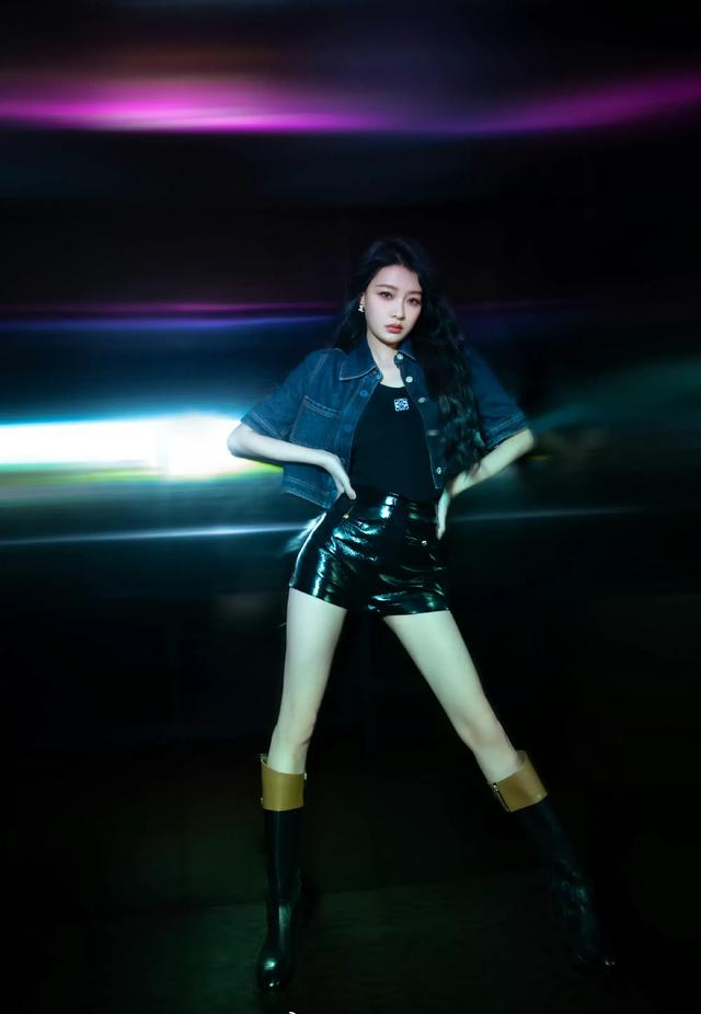 孙怡，牛仔外套搭配黑色短裙，魅力满满