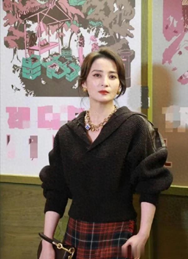 49岁蒋勤勤科技美后大回春!穿黑色针织衫+红格纹裤,高级又洋气