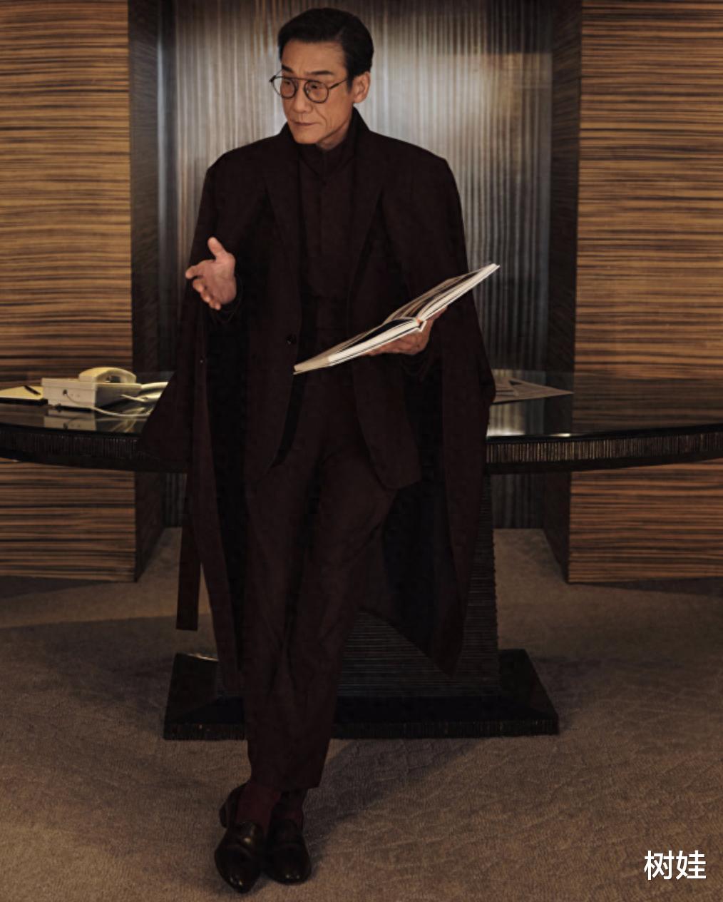 梁家辉在北京上春晚，俩女儿带孩子在家看春晚，混血外孙目不转睛