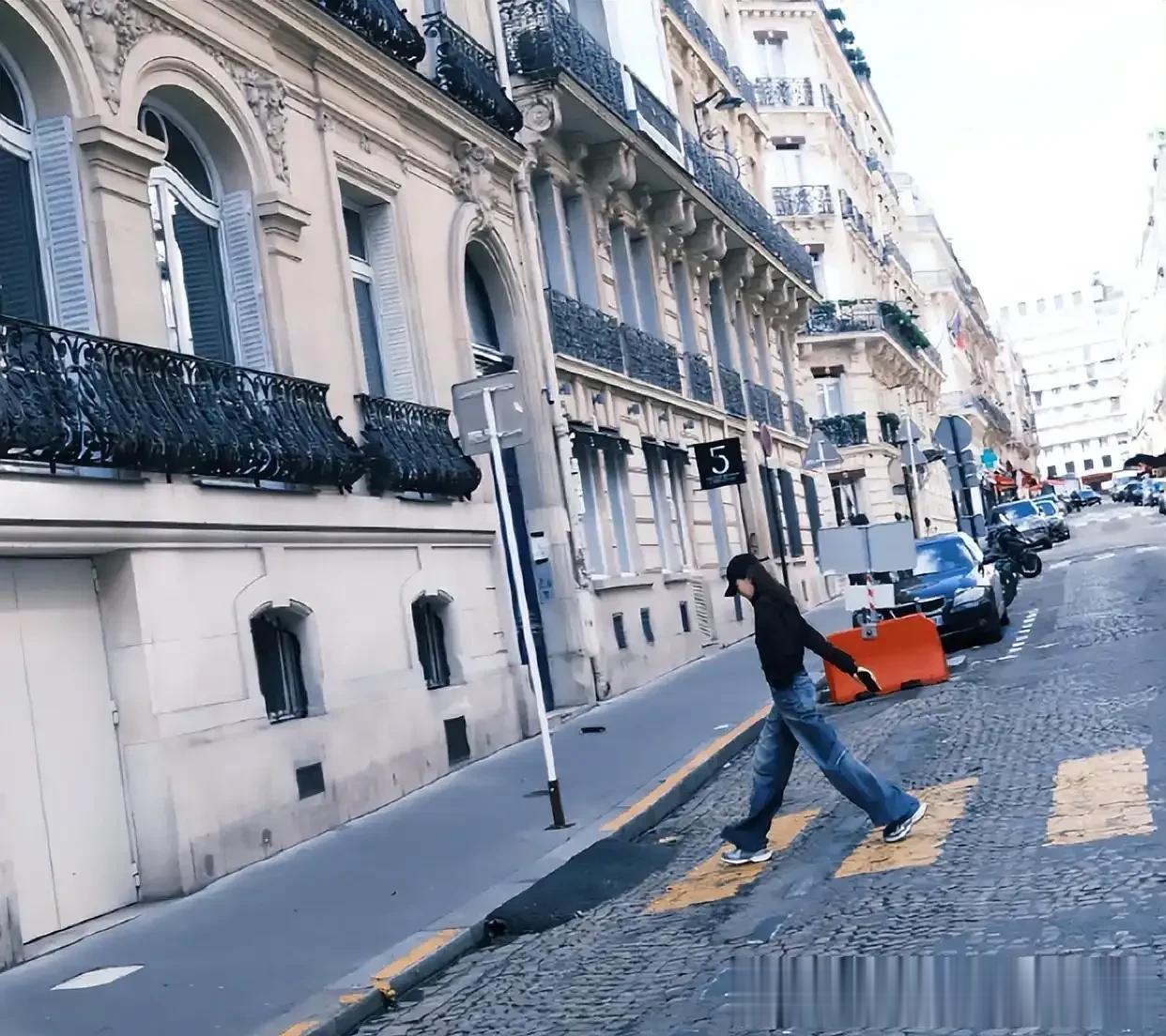 被38岁张小斐美照“帅到了”，网友：追张小斐的狗子都排到了巴黎