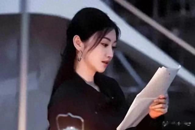 景甜 读个剧本都这么漂亮