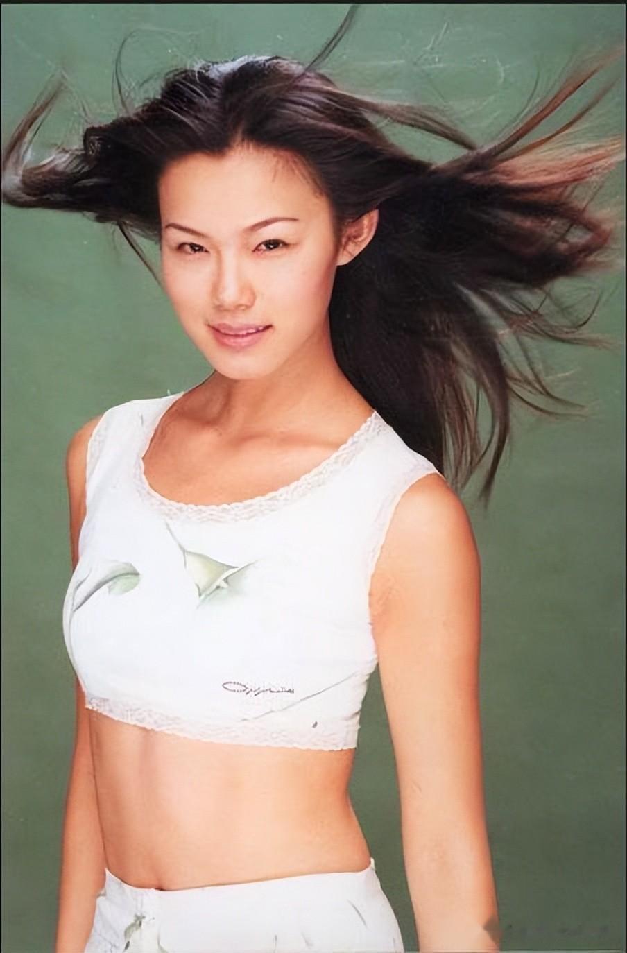 于娜治好了容貌焦虑?曾是惊为天人的“岩女郎”,缘何高开低走